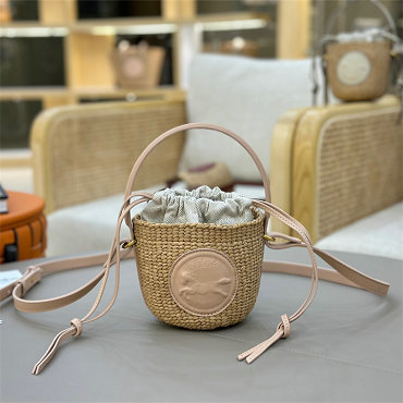 商品名称：クロエ CHLOE 99-CLE11266BXF  2025年最新入荷 ナチュラル ファイバー製 HORSE MEDAL ミニバスケットバッグ トートバッグ ハンドバッグ