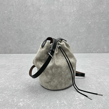 商品名称：メゾンマルジェラ Maison Margiela 99-MAM3381RQH 2026年新作 スモール バケットバッグ ドローストリング ショルダーバッグ レザー