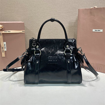 商品名称：ミュウミュウ MIUMIU 99-MM5BA327BK2026年新作 トップハンドルバッグ トートバッグ ハンドバッグ 光沢感のあるレザー