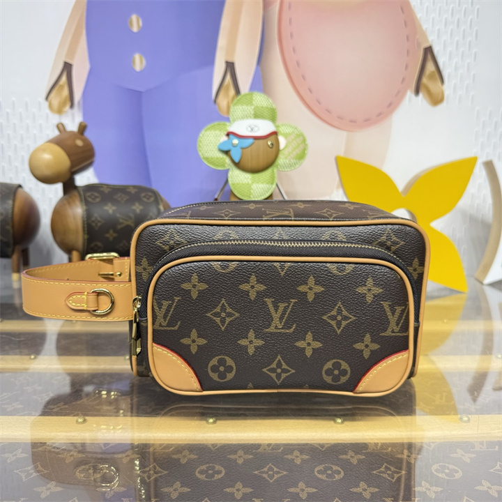 商品名称：ルイヴィトン LOUISVUITTON 2026年 M2A501 ロッカー ドップ キット カーゴ 手持ちかばん 洗面具収納 ポーチ 旅行かばん モノグラム アーカイヴ キャンバス